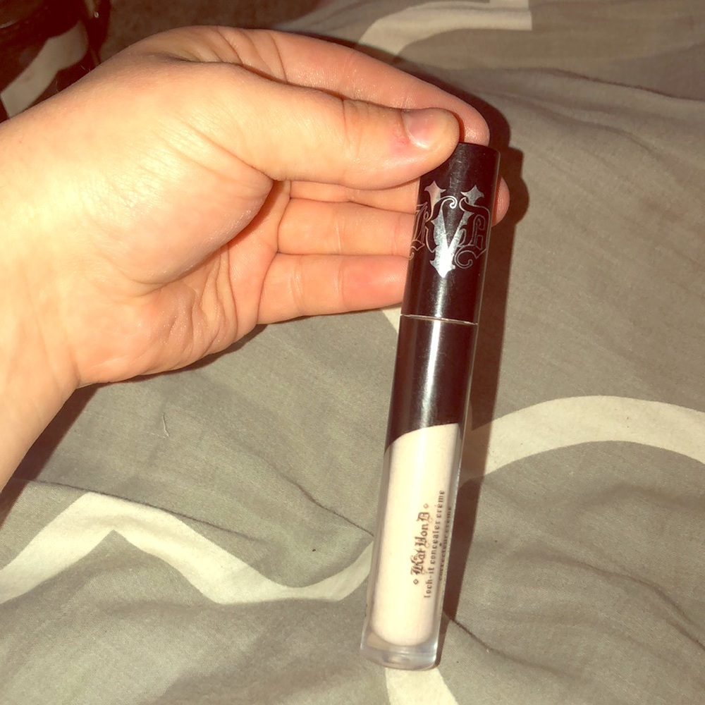 KVD lock it cream concealer in light 1